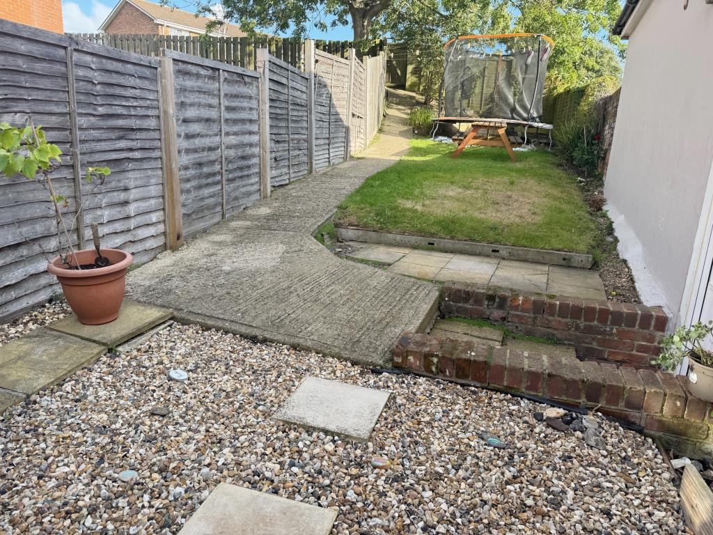 Lot: 11 - FREEHOLD BLOCK OF TWO TWO-BEDROOM GARDEN FLATS - 22a - garden